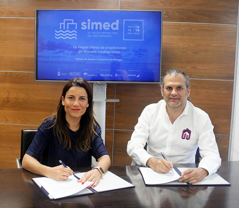 Paula Morales y Alberto Garcia. firma convenio SIMED Atalaya Team