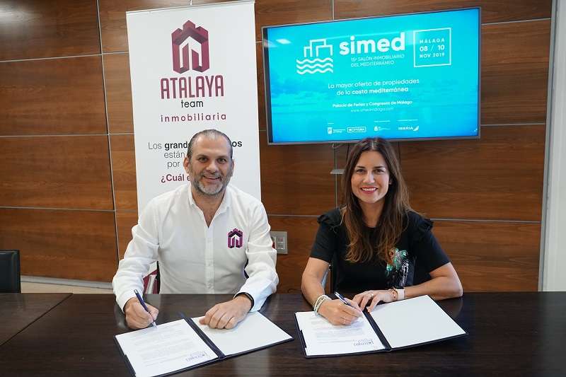 Alberto García y Paula Morales. Firma convenio Simed y Atalaya Team